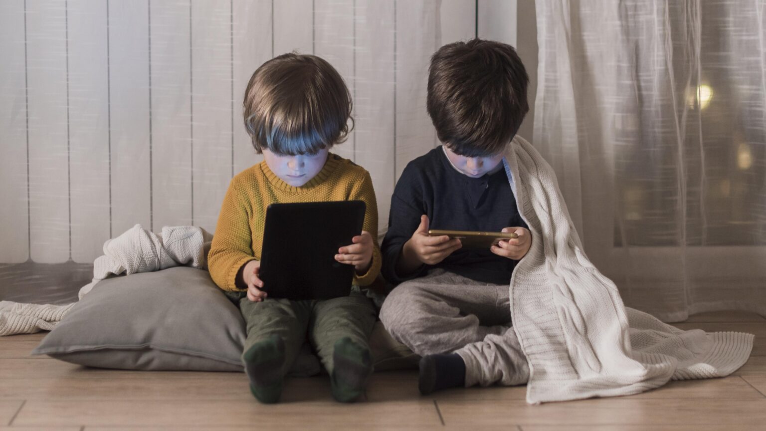 enfants-pleins-tir-assis-avec-des-appareils