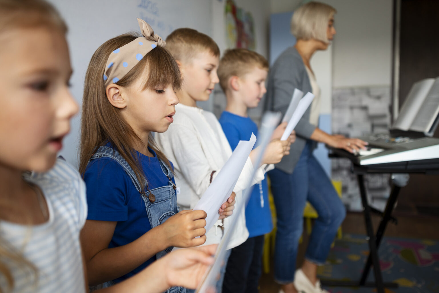 vue-laterale-des-enfants-chantant-ensemble-a-l-ecole-du-dimanche